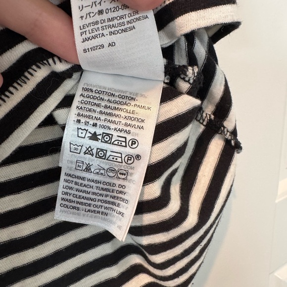 NWT Levi’s Black and White Striped Boxy T-Shirt Womens Size X-Small - Picture 6 of 8